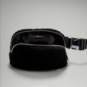NWT Lululemon Everywhere Belt Bag *Fleece in Black